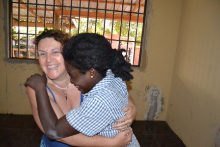 la joie de Bélinda je lui offre un apprentissage de Batik